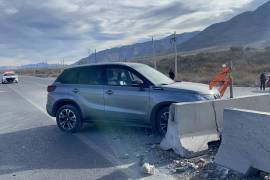 La camioneta Suzuki Vitara impactó fuertemente contra el muro de contención de la carretera a Zacatecas.