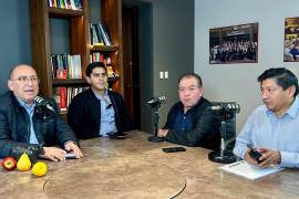 El diputado federal Rubén Moreira Valdez (I), cuestionó la estrategia de seguridad del Gobierno Federal durante el programa “Con peras, manzanas y naranjas”.