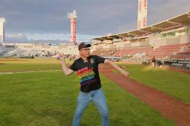 Raymundo Germán Valadez Andrade realizó el lanzamiento de la primera bola en el Estadio Revolución, previo a las actividades del Pride TRC 2026.