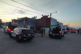 Durante los cateos en Saltillo, fuerzas estatales y federales mantuvieron un cerco de seguridad mientras agentes ministeriales inspeccionaban los inmuebles señalados por actividades ilícitas.