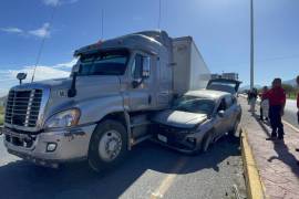 El tráiler y la camioneta quedaron involucrados en un accidente sobre el bulevar Fundadores, donde la unidad particular terminó prensada entre el transporte de carga y la guarnición del camellón central.