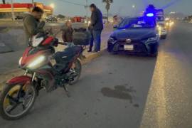 El motociclista perdió el control debido a una falla en el neumático delantero.