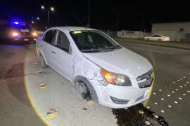 Tras el fuerte choque, el automóvil señalado como responsable salió proyectado hacia el camellón central y terminó sobre las boyas divisorias, lo que generó la movilización de elementos de Tránsito Municipal durante la madrugada.