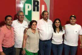 Tomás Gutiérrez celebró con su familia el triunfo en las instalaciones del PRI, en Ramos Arizpe.