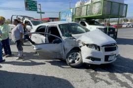 El auto Chevrolet Aveo tenía el paso libre cuando fue impactado por el conductor de la camioneta que no respetó la luz roja del semáforo.