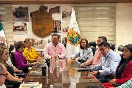 El alcalde Piña Amaya y la alcaldesa electa Pérez Cantú revisan temas clave en la transición del gobierno municipal.