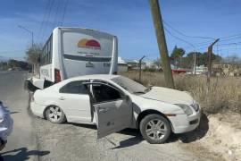 El impacto también dañó un poste de madera, incrementando los costos de reparación.