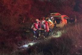 Elementos de Bomberos realizan maniobras para liberar al conductor atrapado en el vehículo.