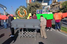 Decenas de ciudadanos bloquearon la avenida Constitución en Monterrey para exigir a las aseguradoras el pago de pólizas por accidentes viales, colocando ataúdes y coronas florales en protesta por la falta de cumplimiento.