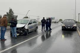 La camioneta Toyota Avanza impactó los muros de contención al intentar esquivar los vehículos accidentados en Venustiano Carranza.