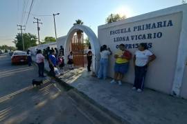 Madres y padres de familia protestaron afuera de la primaria Leona Vicario para exigir la intervención de las autoridades educativas.