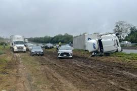 El accidente ocurrió en el kilómetro 184 de la Carretera Nacional; el tractocamión transportaba abarrotes y se dirigía a Ciudad Victoria.