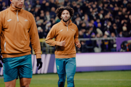 El extremo mexicano observó desde la banca el triunfo del Anderlecht en la Ida de las semifinales de la Copa de Bélgica.