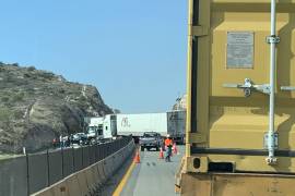 Protección Civil de Nuevo León informó que la vía permanece cerrada, debido a un percance entre dos unidades pesadas y un vehículo particular.