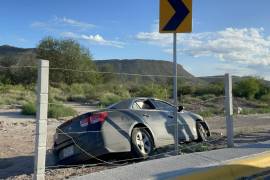 De acuerdo con la versión del conductor, otro vehículo habría invadido su carril, lo que provocó que perdiera el control y atravesara hacia los carriles de circulación contrarios.