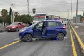 Un vehículo Hyundai Grand i10 terminó atravesado sobre uno de los carriles de circulación después de que su conductora perdiera el control debido al pavimento mojado mientras transitaba por el bulevar Venustiano Carranza.