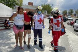 Paramédicos de la Cruz Roja atendieron a los dos motociclistas lesionados tras el choque registrado en la calzada Antonio Narro.