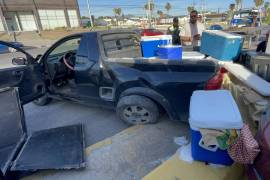 El vehículo Chevrolet Tornado, salió de la vialidad y se impactó contra la banqueta tras una presunta cerrada de paso, generando un accidente múltiple sin personas lesionadas.