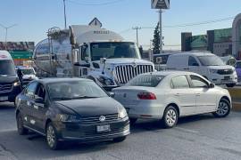 El operador de la pipa manifestó que no advirtió la presencia del automóvil al momento de realizar una maniobra.