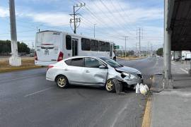 El vehículo terminó con daños en la parte frontal tras impactar la base del puente peatonal.