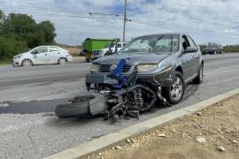 La motocicleta salió proyectada hacia los carriles de circulación contrarios, y terminó bajo otro auto.