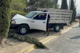 Camioneta de la empresa Technosystems terminó sobre el camellón tras perder el control.