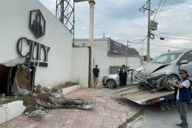 Un Honda City terminó parcialmente dentro del establecimiento Botanero City tras perder el control luego de un choque.