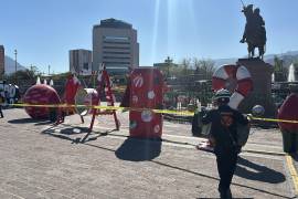 Las rachas de viento afectaron la decoración navideña que adorna la Macroplaza, en Monterrey, Nuevo León.