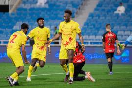 Julián Quiñones marcó doblete con Al-Qadsiah ante Al Riyadh y llegó a 28 goles en la Saudi Pro League, colocándose como líder de goleo en Arabia Saudita.