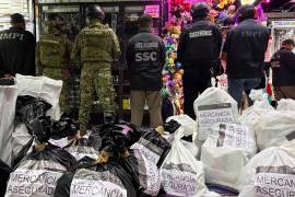 Decomisan mercancía pirata en plazas comerciales en CDMX.