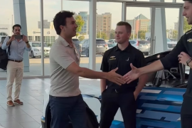 Checo Pérez saluda a los miembros de su nuevo equipo durante su primera visita a la fábrica de Cadillac.