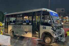 La unidad de transporte de personal de la empresa Hergo volcó tras impactar el cordón cuneta en Venustiano Carranza.
