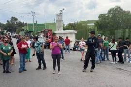 Familiares y amigos del joven lesionado bloquearon el acceso a la Clínica 1 del IMSS para exigir una investigación por la presunta negligencia médica.