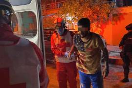 Paramédicos de la Cruz Roja trasladaron al lesionado al Hospital General.