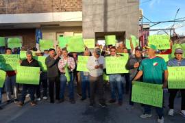 Exobreros de AHMSA bloquearon el acceso al Juzgado Cuarto de Distrito del Poder Judicial de la Federación, como medida de presión ante la prórroga autorizada para la subasta de la siderúrgica.