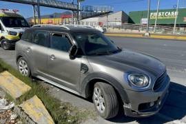 El Mini Cooper fue golpeado por el joven que no tomó las debidas precauciones al incorporarse a la vía.