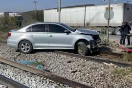 El tren impactó el vehículo de la maestra en el cruce de la carretera Los Pinos, ocasionando daños en el automóvil.