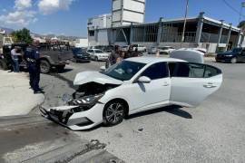 El choque ocurrió en el cruce con José María Rodríguez, luego de que un vehículo presuntamente no respetara la luz roja del semáforo.