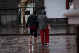 Autoridades mantienen vigilancia sobre dos zonas de baja presión con potencial ciclónico, mientras persisten lluvias intensas y riesgos de inundaciones.