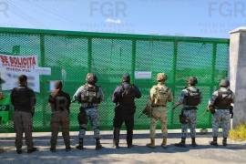 La FGR aseguró 62 mil litros de hidrocarburo, nueve pipas y otros vehículos durante un cateo en un predio de Pesquería, Nuevo León.