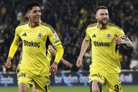 Edson Álvarez celebra su primera asistencia oficial con el Fenerbahçe en la SuperLiga de Turquía.