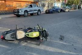 El motociclista terminó lesionado tras impactarse contra un automóvil en calles de la colonia Bellavista.
