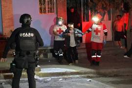 Paramédicos de la Cruz Roja brindaron atención a un hombre de la tercera edad que resultó lesionado durante la agresión, siendo posteriormente trasladado a un hospital privado para su valoración médica.