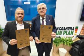 Autoridades de Cuatro Ciénegas y Leiro durante la firma del hermanamiento en la Feria Internacional de Turismo 2026, en Madrid.