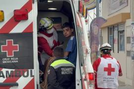 Paramédicos de la Cruz Roja atendieron al motociclista tras el accidente ocurrido en la colonia Morelos.