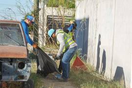 Cuadrillas municipales realizaron labores de limpieza y retiro de cacharros en zonas cercanas al Río Monclova para evitar criaderos de mosquitos.
