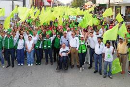 Cientos de ciudadanos respaldaron el registro de Alhira Reséndiz. FOTOS: CORTESÍA