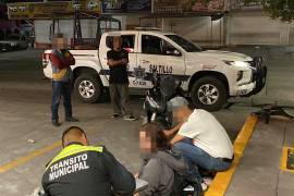 Tras el percance, automovilistas que transitaban por la zona se detuvieron para brindar apoyo a la joven lesionada y solicitaron la presencia de los cuerpos de emergencia a través del Sistema 911.