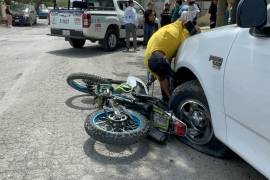 EL motociclista se estrelló contra una camioneta estacionada tras el impacto