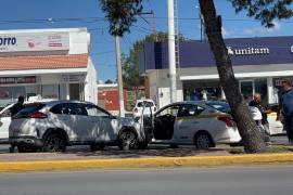 Una camioneta terminó fuera de control sobre el bulevar Venustiano Carranza luego de cruzar el camellón central e impactar varios vehículos que esperaban el cambio de luz en un semáforo.